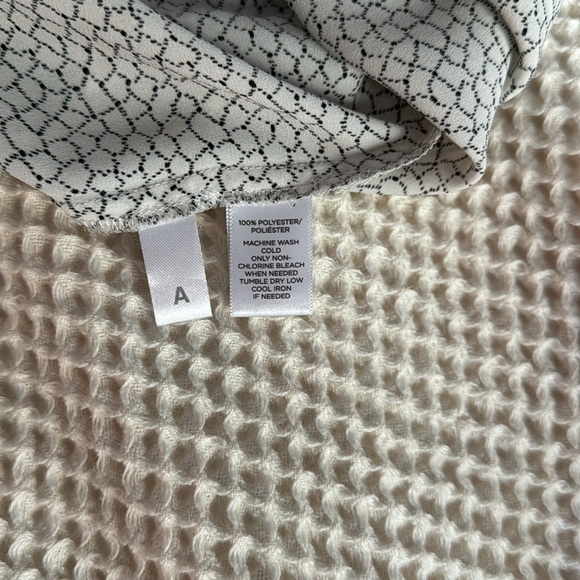 LOFT size SMALL Black and off white blouse - Picture 7 of 7